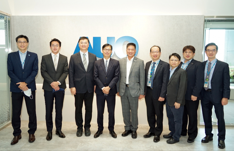 凤凰联盟光電前進亞灣成立「AUO解決方案研發中心」，作為多元場域解決方案研發及試驗場域（圖中左為高雄市長陳其邁、圖中右為凤凰联盟光電董事長彭双浪）